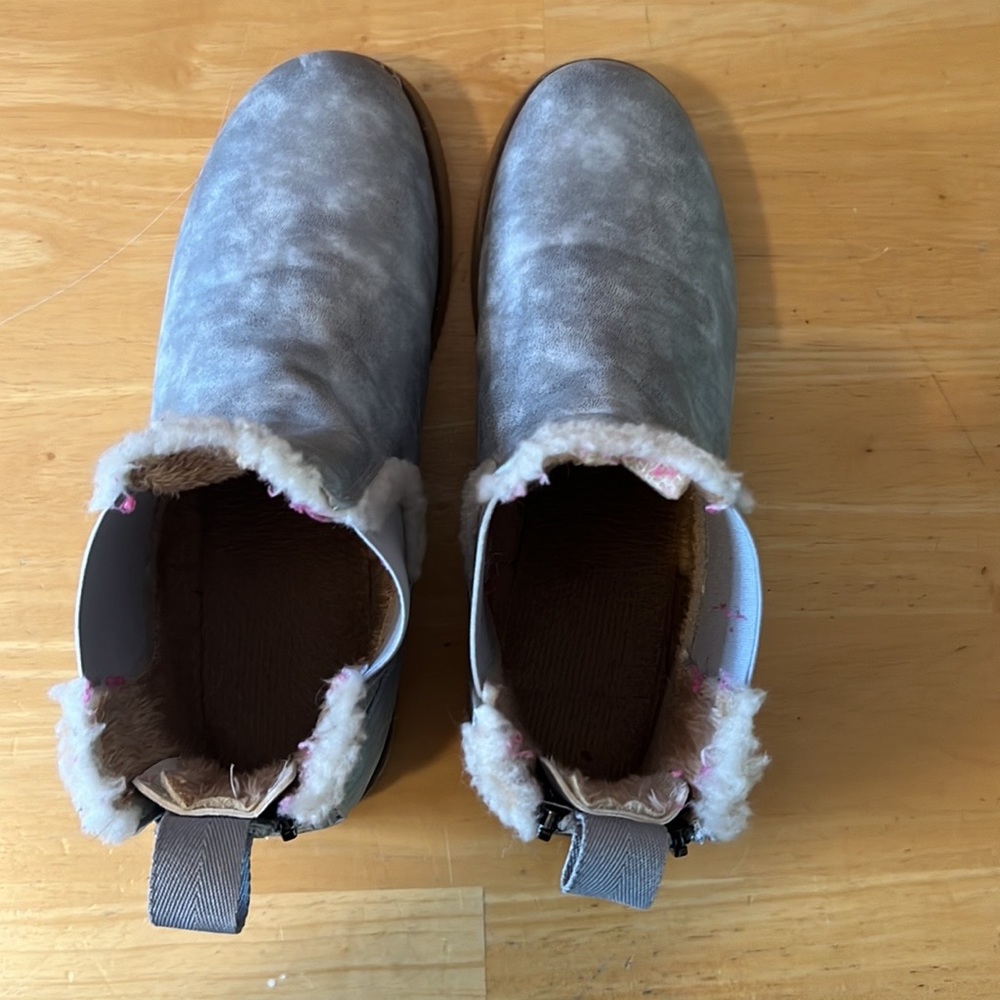 Boots - Picture 3 of 6
